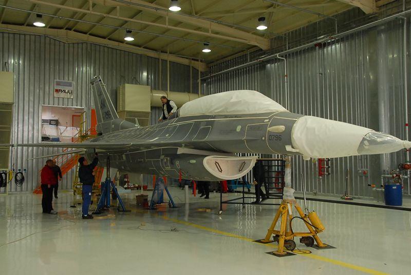 Chasseur F-16 avant d�capage (stripping)